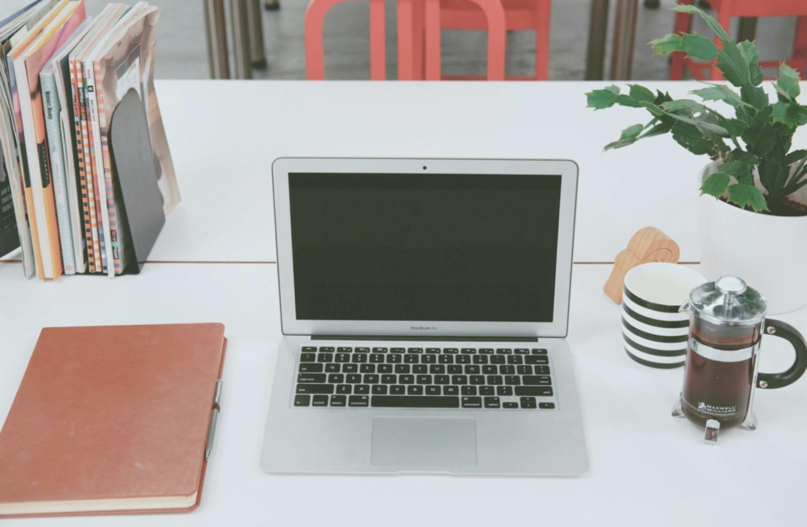 Analista financiero trabajando con modelos de valoración y documentos financieros