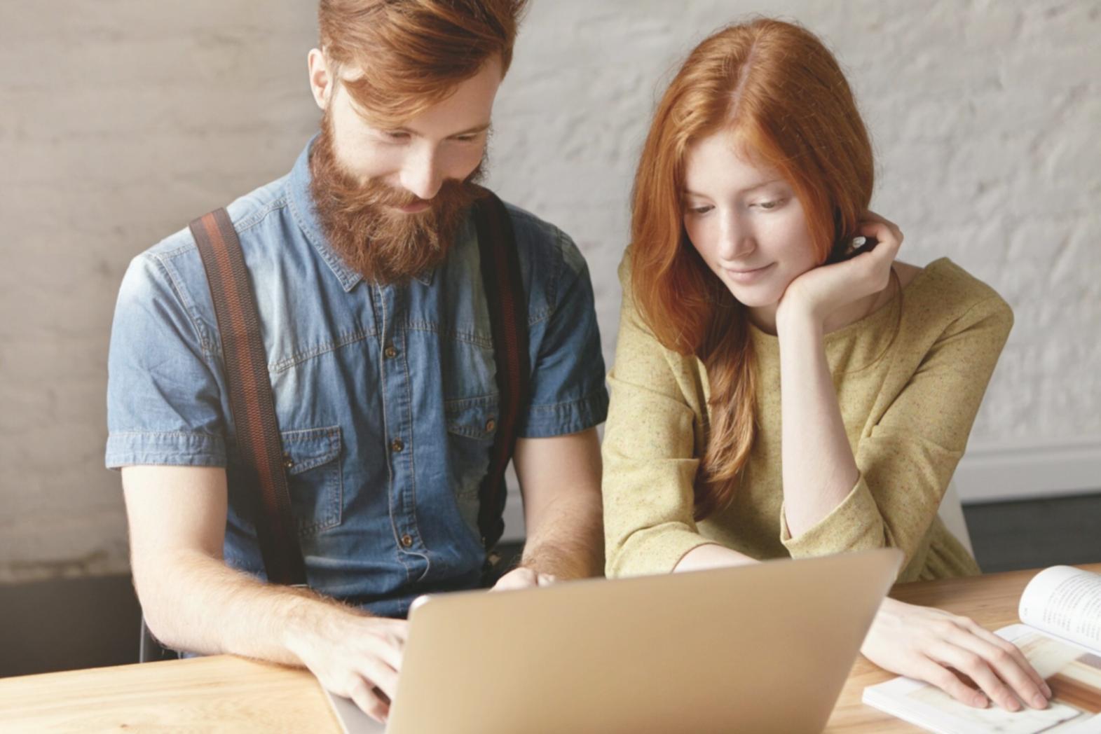 Equipo analizando informes financieros detallados